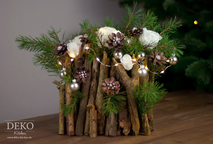 DIY: Weihnachtsdeko basteln - Adventsgesteck mit Zweigen Deko-Kitchen