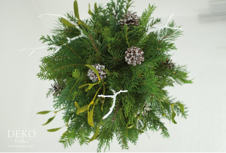 Weihnachtsdeko basteln: Kissingball mit Zweigen und Misteln Deko-Kitchen