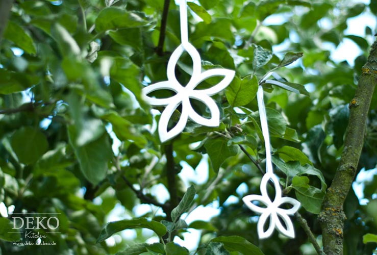 DIY: Blüten aus Modelliermasse zum Aufhängen Deko-Kitchen