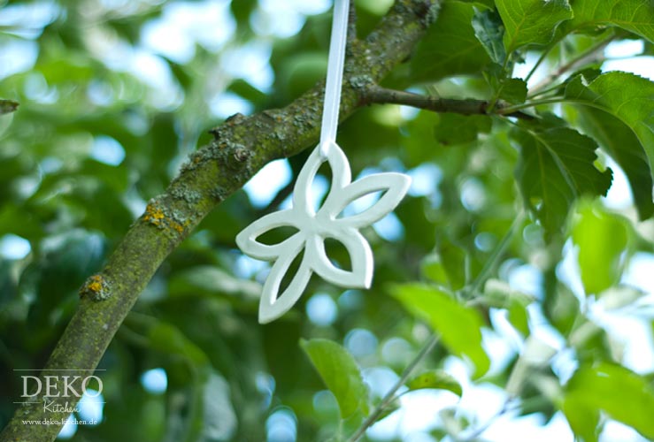 DIY: Blüten aus Modelliermasse zum Aufhängen Deko-Kitchen