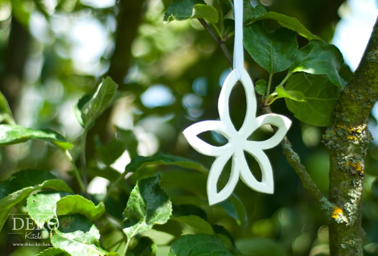 DIY: Blüten aus Modelliermasse zum Aufhängen Deko-Kitchen