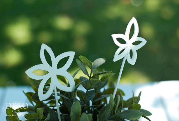 DIY: Blüten aus Modelliermasse zum Aufhängen Deko-Kitchen