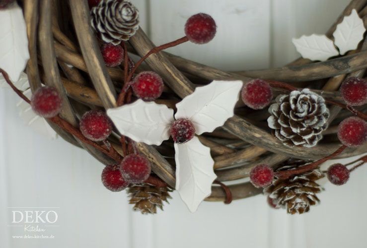 DIY: Advents-Türkranz mit weißen Ilexblättern und Zapfen Deko-Kitchen