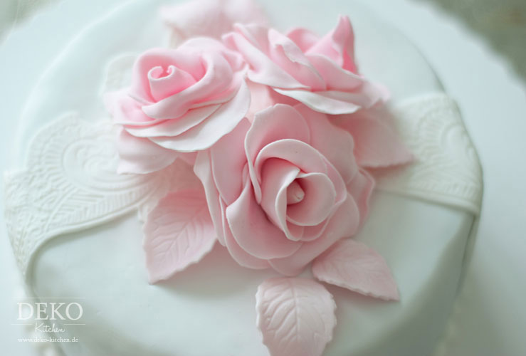 DIY: Rosen aus Fondant für edle Tortenverzierungen Deko-Kitchen