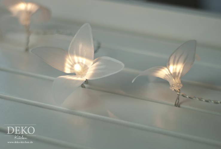 DIY: zauberhafte Lichterkette mit Papierblüten Deko-Kitchen