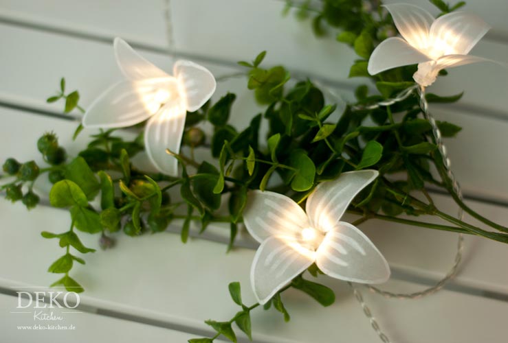 DIY: zauberhafte Lichterkette mit Papierblüten Deko-Kitchen