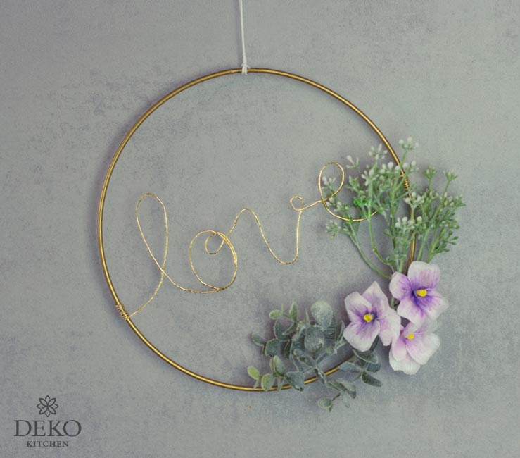 Handlettering-Deko mit Metallringen und Zweigen Deko-Kitchen