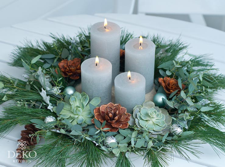 DIY: Adventskranz mit wunderschönen Blüten aus Strobuszapfen