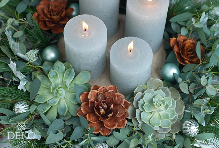 DIY: Adventskranz mit wunderschönen Blüten aus Strobuszapfen