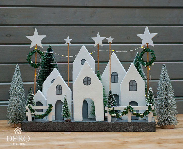 DIY: weihnachtliche Fensterdeko mit kleinen Häuschen aus Spachtelmasse