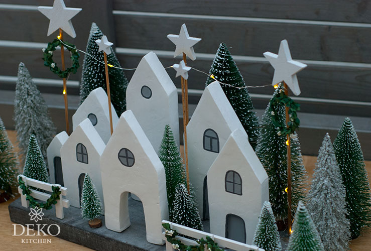 DIY: weihnachtliche Fensterdeko mit kleinen Häuschen aus Spachtelmasse
