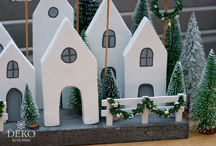 DIY: weihnachtliche Fensterdeko mit kleinen Häuschen aus Spachtelmasse