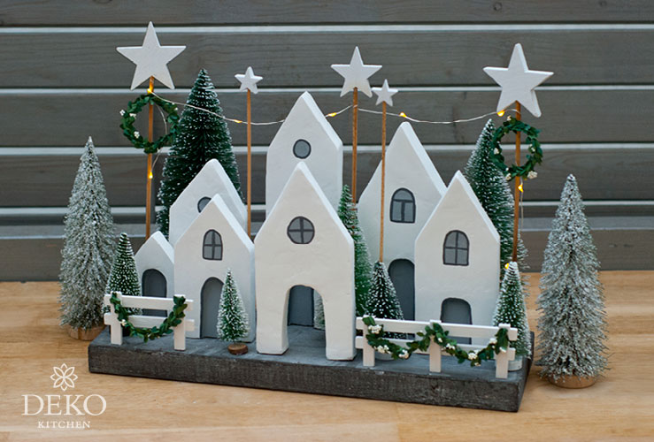 DIY: weihnachtliche Fensterdeko mit kleinen Häuschen aus Spachtelmasse